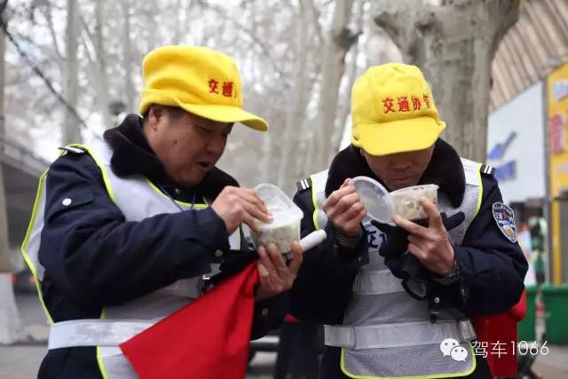 1066小分隊(duì)和志愿者來到金水路文化路，給這里執(zhí)勤的交警和協(xié)管送去暖心餃子。