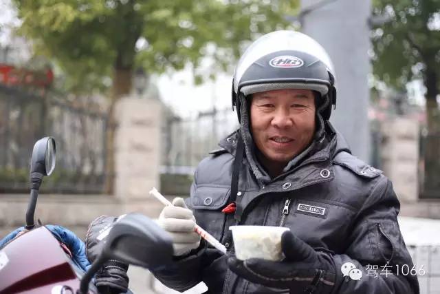1066小分隊(duì)來到紫荊山（摩的司機(jī)、出租車司機(jī)、市民)，給他們送去餃子。