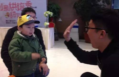 老楊你真心的是童心未泯啊，來，跟叔叔Give Me Five！