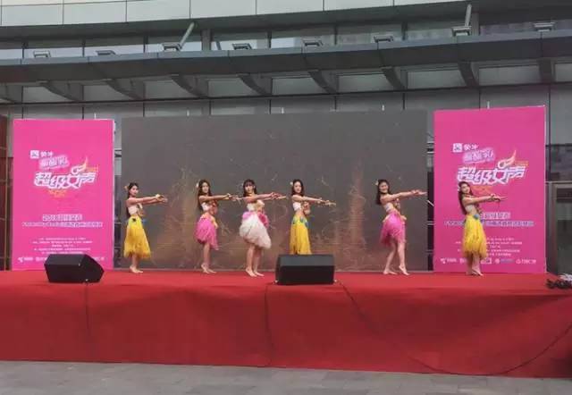伴隨著舞蹈演員們的開場，比賽在上午10點半正式拉開序幕
