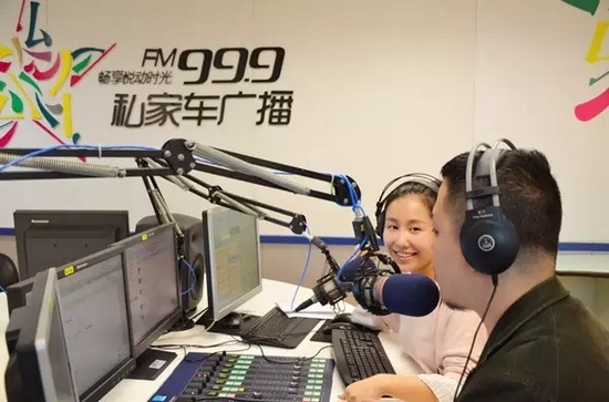 美女嘉賓來做客直播間，麥姐看莫非的眼神，嘖嘖，愛一個人是什么感覺？