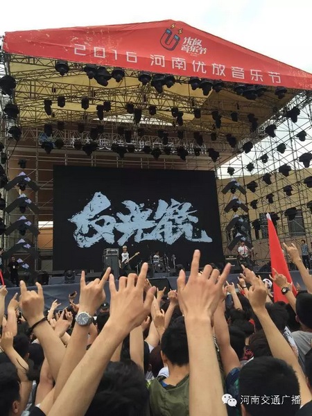 這么多朋友！默契的舉著一個(gè)手勢(shì)！