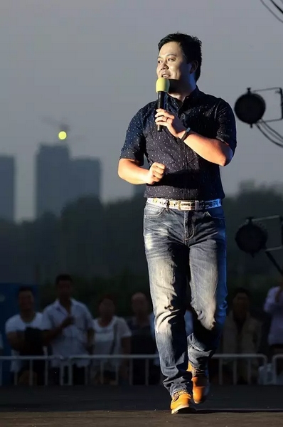莫非此刻是在向前走還是向后移？