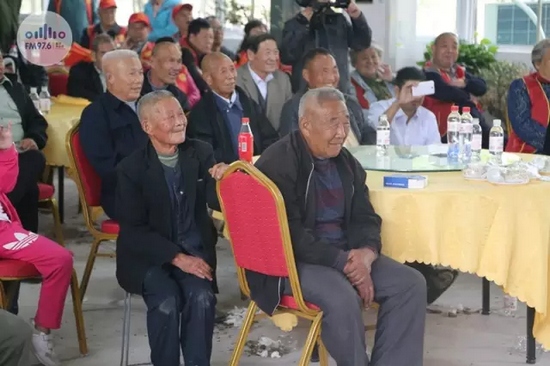 臺上展風(fēng)采，臺下笑開懷