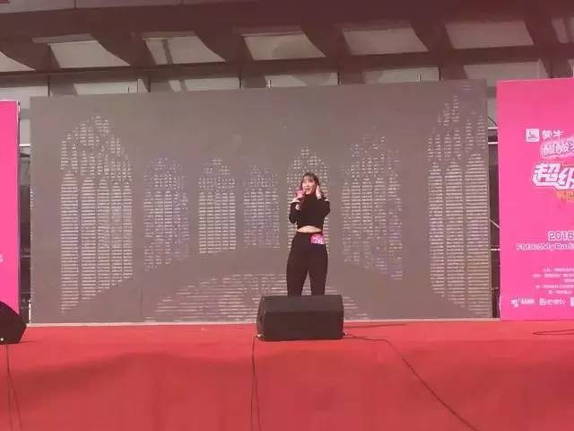 這pose一看就是在飆高音，猜猜看她唱的是哪首歌？
