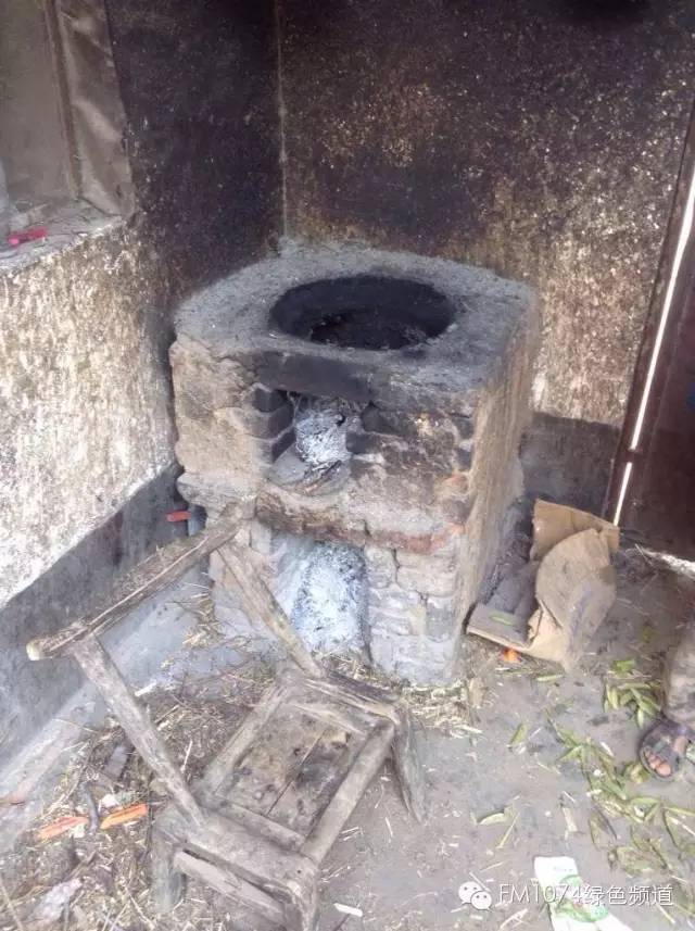 走訪另一個貧困家庭，進(jìn)去之后才知道什么是真正的一貧如洗、家徒四壁。
