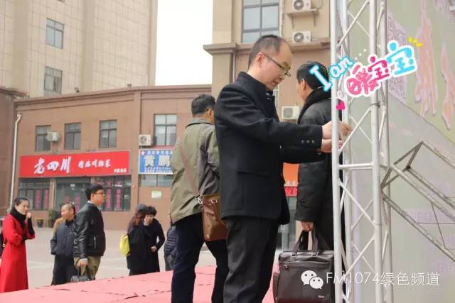 寒江副總監(jiān)親力親為，事無巨細(xì)。偶像真是暖暖惹人愛呢！