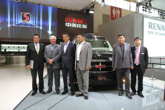 北京國際車展上，全新GMC S系列頂級商務(wù)車在亞太區(qū)首發(fā)。圖為企業(yè)領(lǐng)導(dǎo)與新車合影。