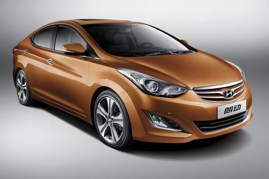 　　北京現(xiàn)代朗動分別搭載1.6L和1.8L兩種發(fā)動機，共7款車型?！傲黧w雕塑”設(shè)計理念持身的朗動看上