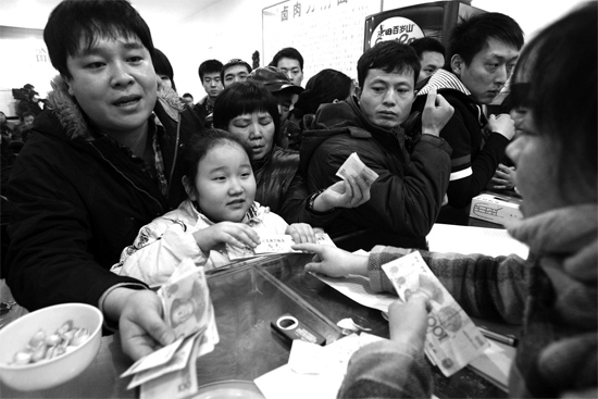 1月30日，李剛小面館收銀臺(tái)前，更多的市民大量買走“面卡”帶回家去