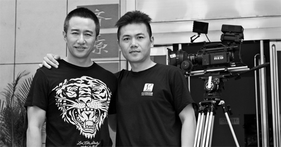 張藝飛（右）在接受河南電視臺采訪時，與主持人合影資料圖片