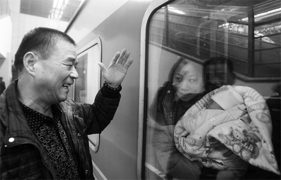 車要開了，史振星揮手向女兒懷中的外孫告別。女兒帶著剛剛出生43天的孩子，要到千里之外湖南的婆婆家過新