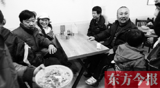 1月26日，坐著輪椅的袁海軍再次出現(xiàn)在李剛的面館，這次和他同來(lái)的是他的3位殘疾人朋友
