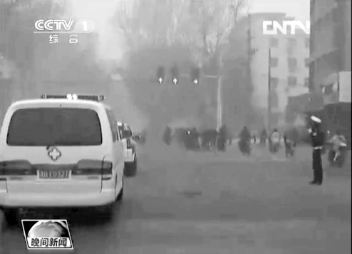 正值上下班高峰，交警調(diào)信號燈分流車輛