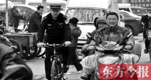為了倡導(dǎo)綠色出行，鄭州市交警三大隊(duì)民警以身作則騎自行車上下班