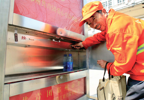 3月27日，鄭州紫荊山立交橋下，出現(xiàn)一種“直飲水機”，市民稱其為機器“送水哥”