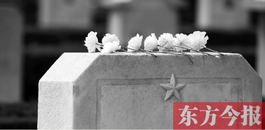清明假期里，各界人士來到鄭州烈士陵園，緬懷先烈。一座無名烈士的墓碑上，擺放著人們帶來的白花