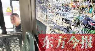 4月6日，鄭州市108路公交車一整塊車窗玻璃被鋼珠擊碎