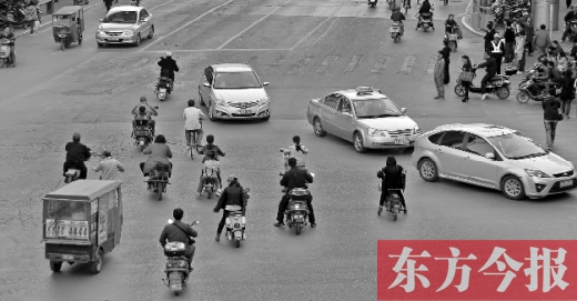 四月九日，鄭州市黃河路與經(jīng)八路交叉口，“中國(guó)式過(guò)馬路”現(xiàn)象仍很常見(jiàn)