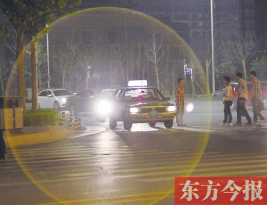 昨晚，鄭州火車東站，一些出租車?？吭诼愤?，見(jiàn)到行人不時(shí)主動(dòng)搭訕 東方今報(bào)暗訪組 攝