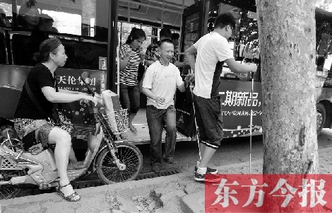 每到下車時(shí)，宋鵬（右一）和胡興開（右二）都很艱難，好在周圍的市民都挺照顧的