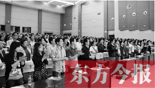演員謝幕時，沒有觀眾離場，而是全部起立熱烈鼓掌