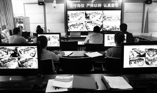 2013年高考首日，鄭州市國家考試考務(wù)指揮中心內(nèi)，工作人員通過監(jiān)控器遠(yuǎn)程監(jiān)考