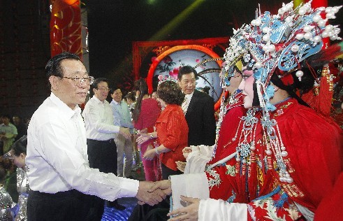 頒獎(jiǎng)晚會(huì)結(jié)束后，王剛（左一）、郭庚茂（左二）、謝伏瞻（左三）上臺(tái)和演職人員握手