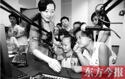 河南廣電全媒體小記者參觀河南電臺教育廣播樂活1066，體驗(yàn)當(dāng)主持人的樂趣