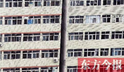 鄭州市城中村眾多類似這樣火柴盒式的房間，成了大中專畢業(yè)生們暫時安放青春和夢想的地方