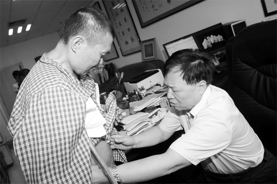 昨天，陜西西安第四軍醫(yī)大學唐都醫(yī)院骨腫瘤專家范清宇教授（右）在為李剛做檢查