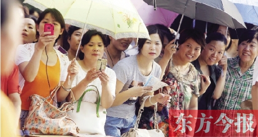 7月6日，鄭州市文化路省實(shí)驗(yàn)中學(xué)小升初測(cè)評(píng)點(diǎn)，家長(zhǎng)們聚集在一起，焦急地等待自己的孩子走出考場(chǎng)