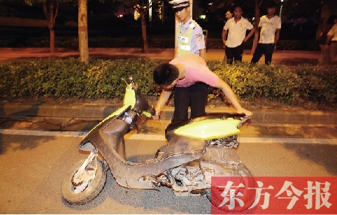 7月9日夜，鄭東新區(qū)街頭，鄭州市交巡警六大隊民警查住一輛“炸街”摩托車