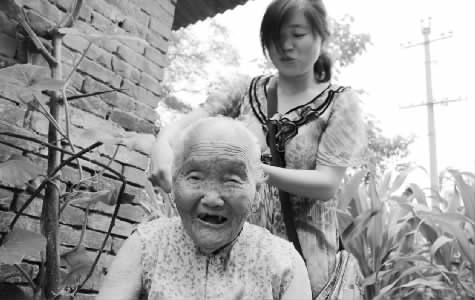 焦作市溫縣黃莊鎮(zhèn)南韓村的王吉氏老人，如今已是115歲高齡　