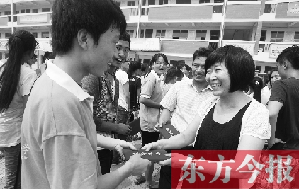 7月23日，晨鐘教育集團(tuán)黨委書記張玲為支教大學(xué)生頒發(fā)證書