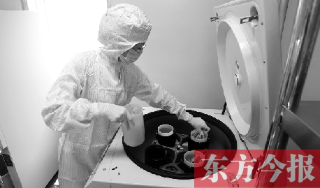 鄭州一專門儲存臍帶血的機構，專業(yè)人員正在把臍帶血存放在儲藏箱里