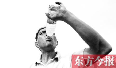 高溫天氣下，鄭州自來水搶險(xiǎn)工人老趙經(jīng)常是喝水趕不上出汗