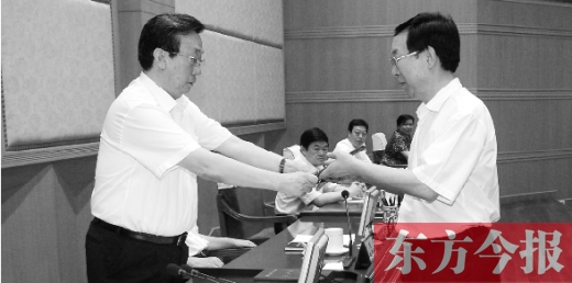 省人大常委會主任郭庚茂向有關(guān)被任命人員頒發(fā)了任命書。圖為新任省發(fā)改委主任孫廷喜在接受任命書