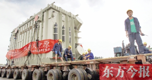 天降大雨，加大了行走的難度，工人們用支桿頂起沿途的電纜