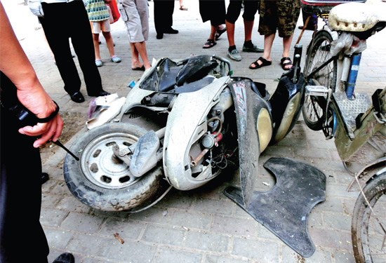 8月3日，棉紡路與六廠前街交叉口附近一輛水泥罐車突然爆胎，路邊一輛電動車被沖擊波震翻報廢