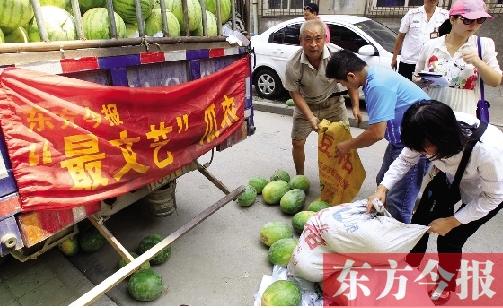 昨日，得知“最文藝瓜農”祁老漢（左一）被困，市民紛紛購愛心瓜