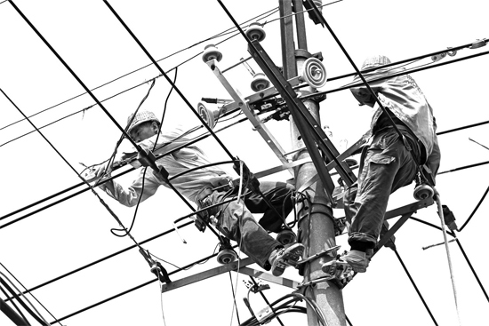 昨日中午，安陽(yáng)市供電公司配電運(yùn)維專業(yè)團(tuán)隊(duì)的工作人員在維修線路