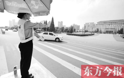 昨日，駐馬店市開源大道，女交警冒高溫指揮交通