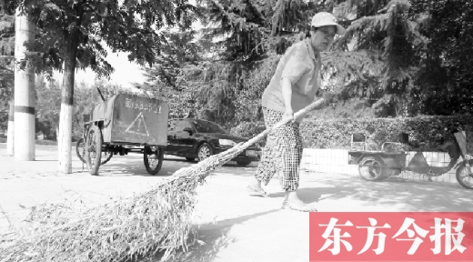 昨天下午4點，新鄭市溱水路，64歲的陳明花正在打掃衛(wèi)生，這一段曾是靳春波負(fù)責(zé)的路段