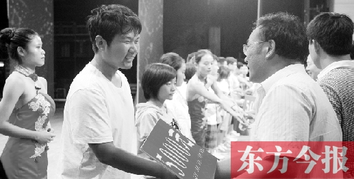 8月25日，河南電視臺(tái)8號(hào)演播廳，寒門學(xué)子每人拿到了5000元助學(xué)金