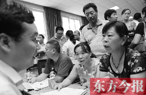 帶著孩子小升初的諸多疑問，眾多家長（右）向教育部門咨詢