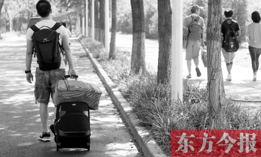 滿載著家人的希望，沿著學(xué)校的路標(biāo)，鄭州大學(xué)新生入學(xué)了，一位新生自己帶著行李來報到