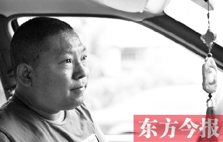 鄧太和帶父親去看病，兩天都沒(méi)打開(kāi)過(guò)出租車后備廂