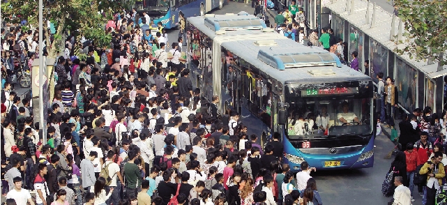 鄭州火車(chē)站，等候公交車(chē)的人們 東方今報(bào)記者 劉棟杰圖