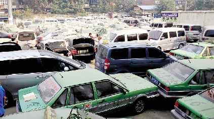 國慶期間，鄭州市客運管理處查處的大批非法營運車輛